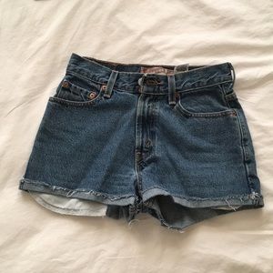 Levi’s shorts 550 relaxed fit . Slim 14. W 25 L 27